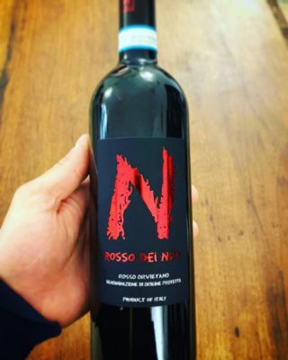 Lo produciamo dal 2006 e quest'anno il nostro🍷 ROSSO DEI NERI🍷 lascia la cantina con alcune NOVITÀ: 🍇 ha un nuovo UVAGGIO da vitigni Sangiovese e Montepulciano, Cabernet Sauvignon e Merlot 🥇per la prima volta è ROSSO ORVIETANO DOP ❗ NON RESTA CHE PROVARLO ❗ • • 👉 🛒 Vai allo SHOP ON LINE • bit.ly/RossodeiNeri2019 👉📱 Per info scrivici su Whatsapp al 393.331 38 44 • • #rossodeineri #vinirossidop #andràtuttobene #cantineneri