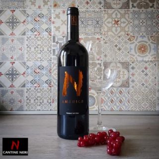 Nel nostro BOX DI PRIMAVERA c'è...
• AMERICO • 🍷
Questo rosso, corposo e ben equilibrato, rappresenta la nostra radice: Americo come Americo Neri, nonno di Enrico
🍷
Vinificato da uve MERLOT raccolte a mano nella seconda metà di settembre, prende morbidezza e profumi in 12 mesi di invecchiamento in barriques di rovere francese
🍷
AMERICO è un vino di colore rosso rubino, di profumo intenso e complesso, con note di frutti di bosco e prugne nere
🍷
Vieni a scoprirlo 👉 www.neri-vini.com/
🍷
#americoneri #redwine #vinorosso #winelover #winetasting #lovewine #winetime #winestagram #umbria #umrbrialovers #visitumbria #giovedìvinoNeri #iorestoacasa #andràtuttobene #fiviorvieto #fivi #vinoitaliano